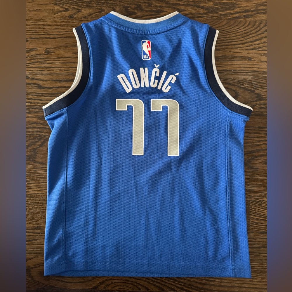 Dallas Mavericks Luka Dončić kids jersey. Size Large (7).